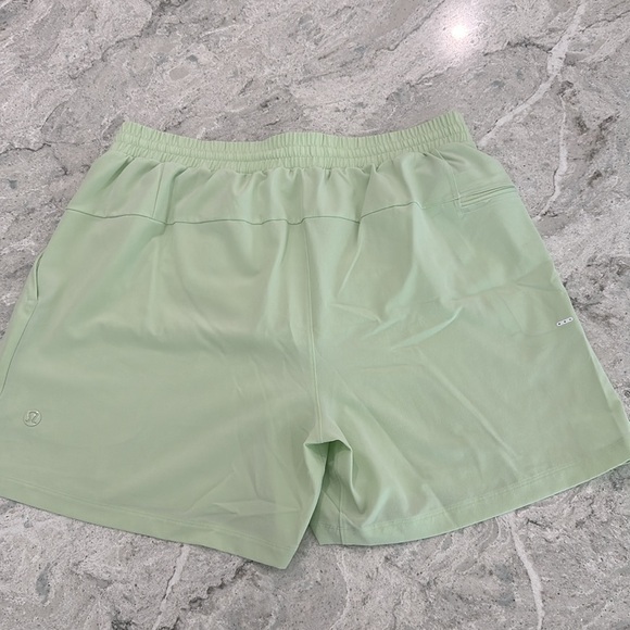 Lululemon 5 inch pool short - Picture 2 of 3